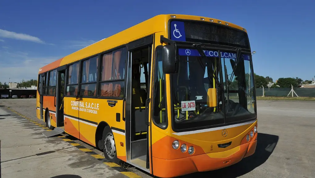 Recorrido de transporte en córdoba: consulta de llegada de colectivos Un colectivo amarillo y naranja estacionado en un estacionamiento.