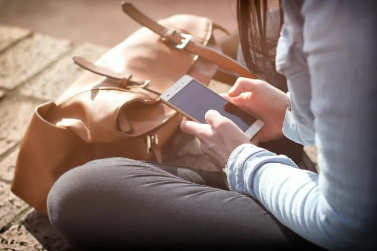 Registro de bloqueo de llamadas no deseadas, córdoba Person using android smartphone