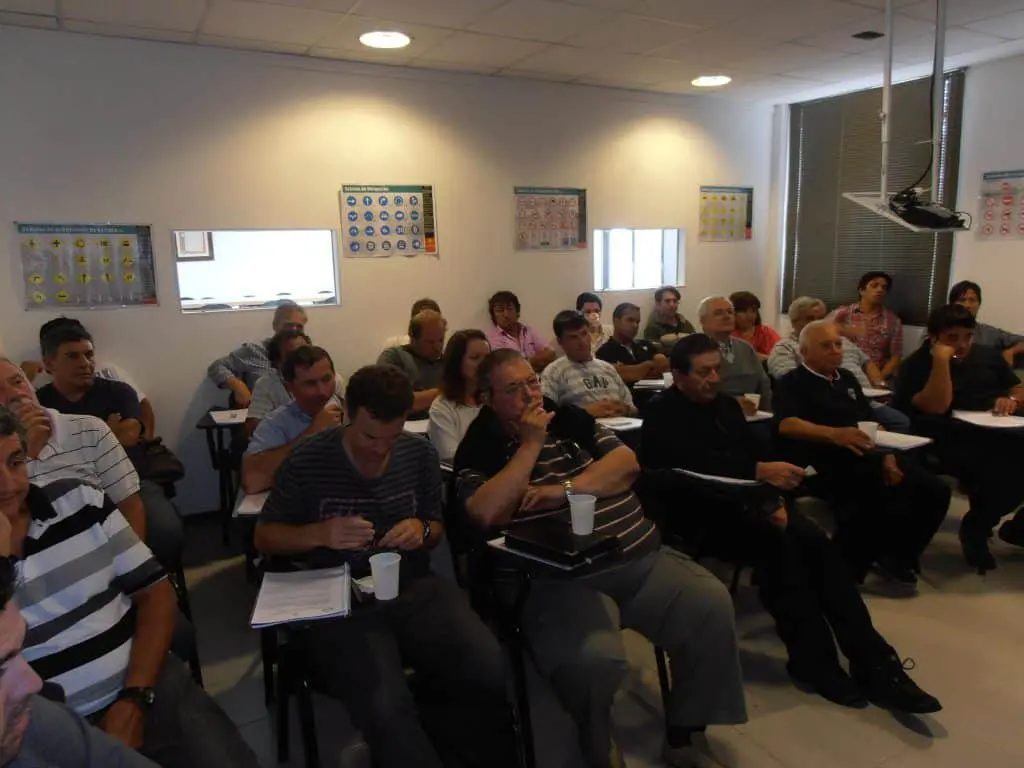 Un grupo de personas en una sala discutiendo el programa recupero de puntos en córdoba capital.