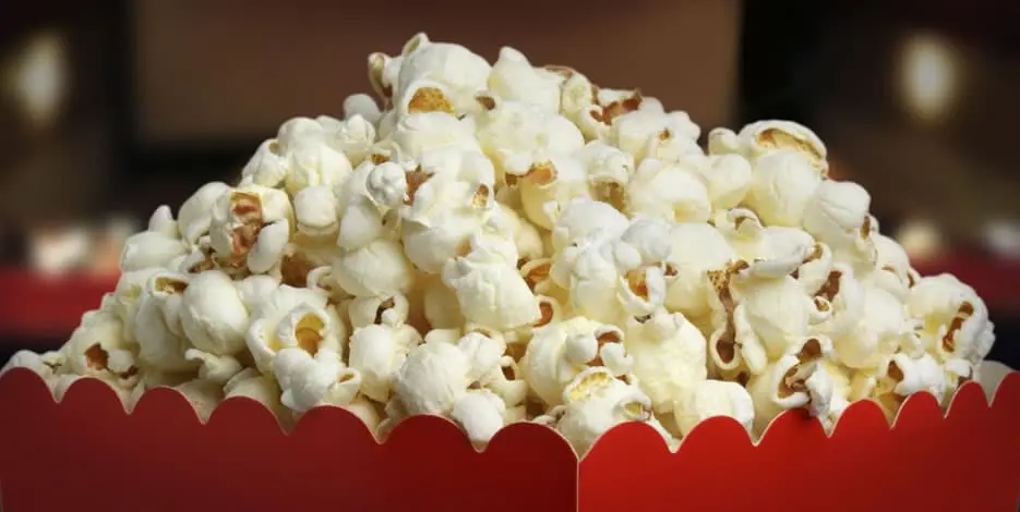 Cines con estacionamiento gratis en córdoba Cine córdoba con palomitas en una caja roja.