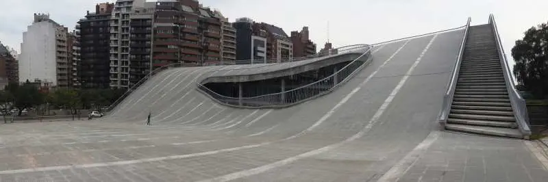 Centro cultural córdoba (ccc), archivo histórico provincial 1 La plaza seca se ubica en el techo-explanada que simula ser el oleaje del faro del bicentenario