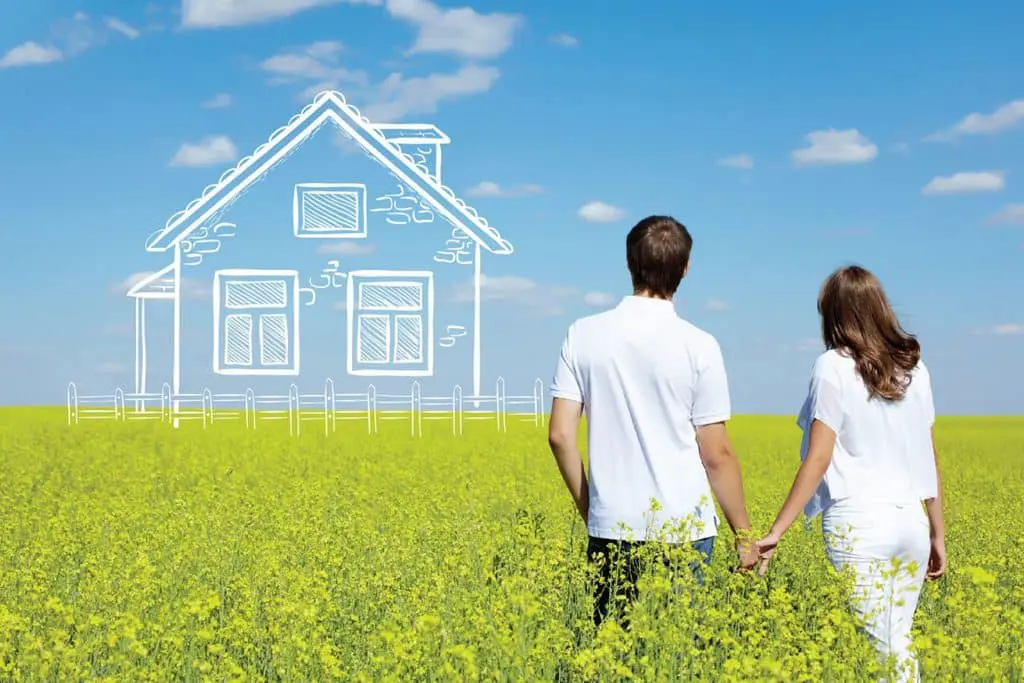 Una pareja tomados de la mano en un campo de lotes con una casa dibujada como parte del programa lotengo! Del gobierno de córdoba.