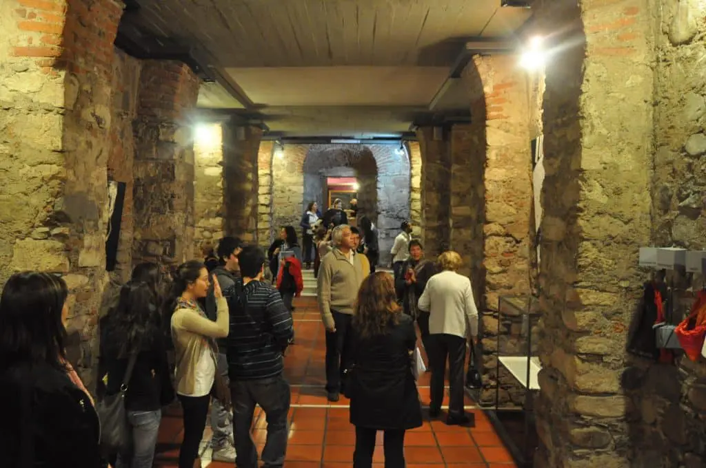 Un grupo de personas paradas en un pasillo durante la semana de los museos en córdoba.