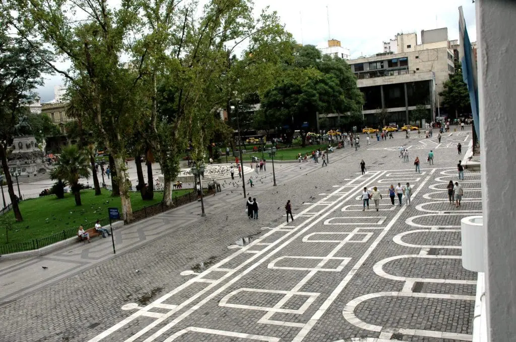 Visitas guiadas gratis de agosto en córdoba capital Agosto en córdoba capital ofrece visitas guiadas gratuitas cerca de un árbol ubicado en plena calle.
