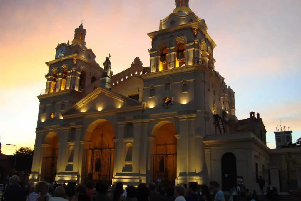 Una catedral iluminada al anochecer en córdoba, diciembre de 2016. Palabras clave: diciembre 2016, córdoba