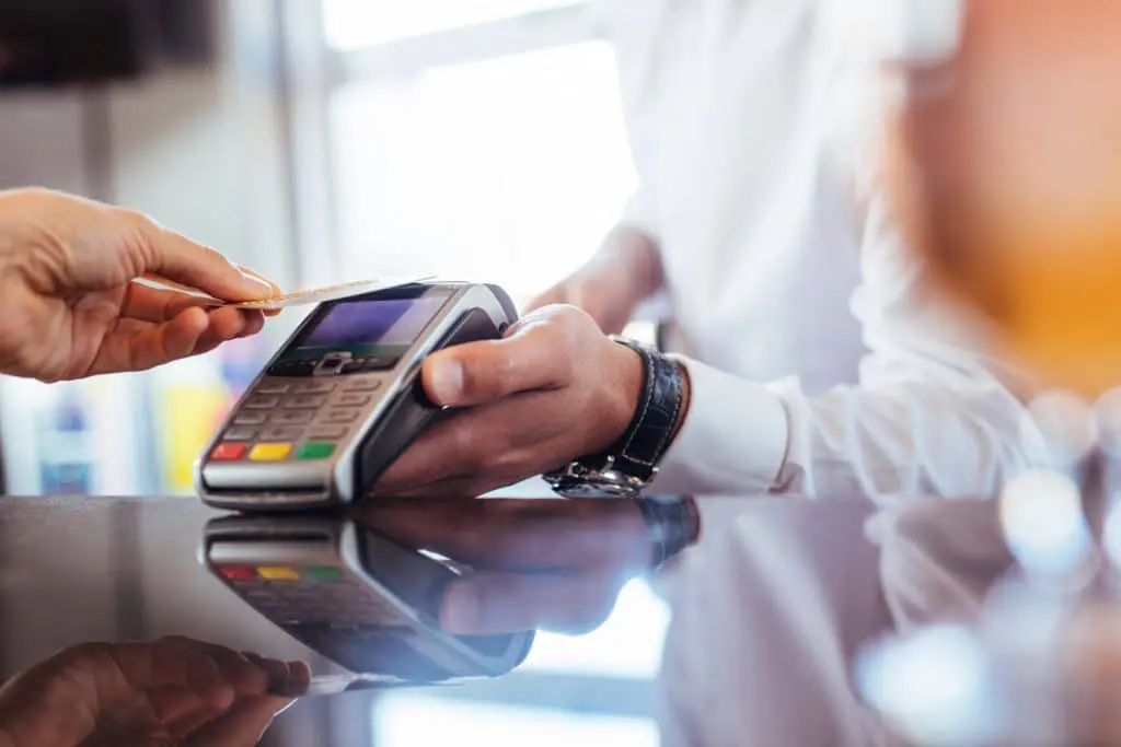 Desde abril es obligatorio recibir tarjeta de débito en comercios de argentina Tarjeta de debito obligatoria – 1