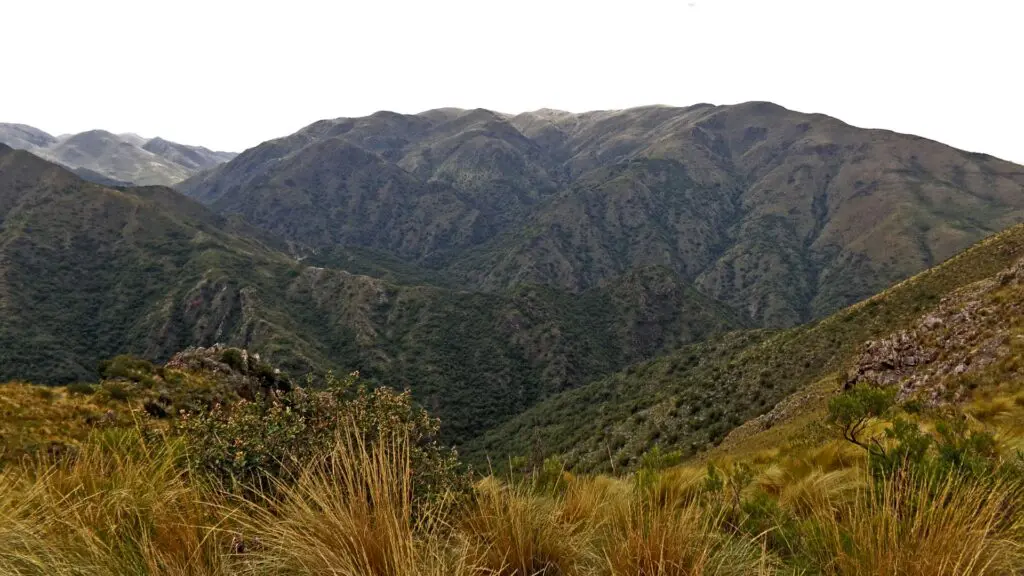 Vista panorámica desde la cima del cerro uritorco en las sierras chicas, córdoba