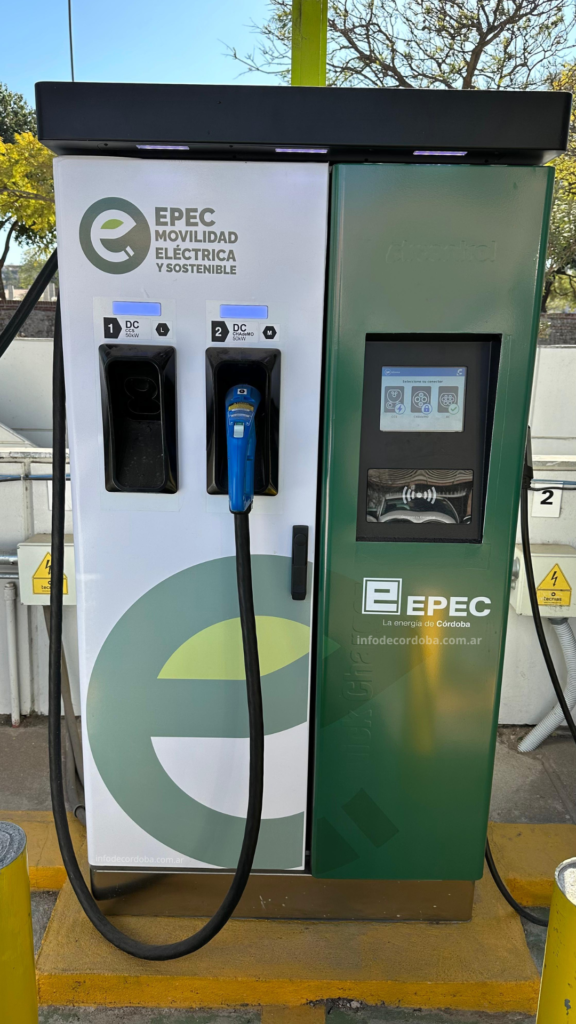 Punto de carga de vehículo eléctrico de epec en la ciudad de córdoba