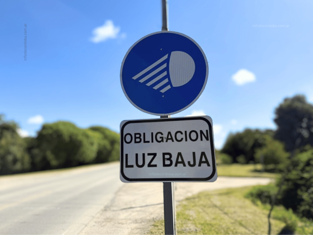 Señal de tránsito obligación luz baja en carretera de córdoba