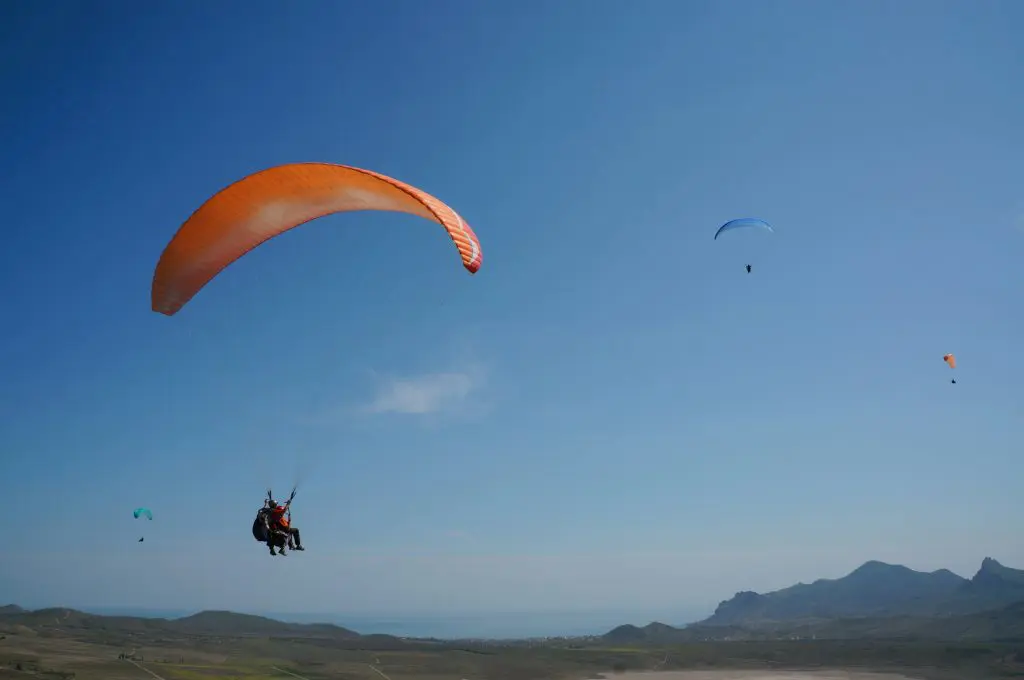 Vuelos en parapente sobre paisajes