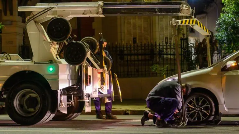 Grúa municipal removiendo vehículo mal estacionado en córdoba durante operativo nocturno - fuente: municipalidad de córdoba
