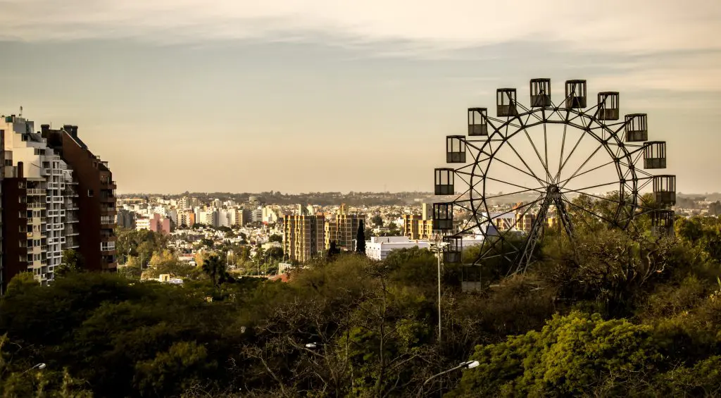La rueda eiffel del parque sarmiento: historia y secretos de la noria en córdoba 1 Noria del parque sarmiento, conocida como rueda eiffel, con vista aérea de la ciudad de córdoba