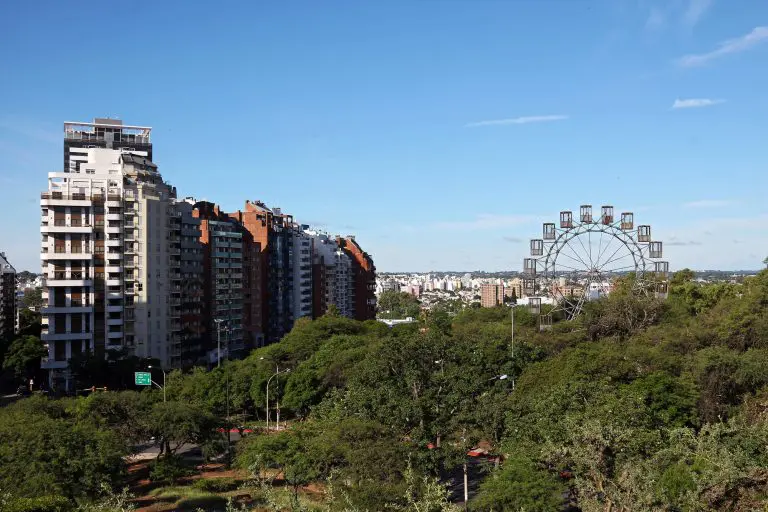 La rueda eiffel del parque sarmiento: historia y secretos de la noria en córdoba Vista panorámica de la noria del parque sarmiento de córdoba al atardecer, destacando su estructura de hierro.