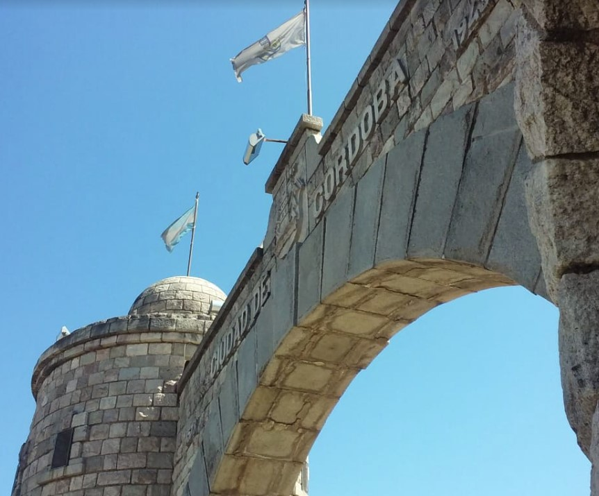 Detalle de las torres y almenas de estilo neocolonial del monumento arco de córdoba.