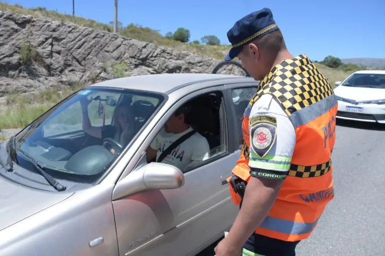 Policía caminera de córdoba realizando control de tránsito en ruta según ley 11096