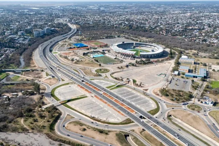 Vista aérea del estadio kempes y las nuevas playas de estacionamiento junto a circunvalación