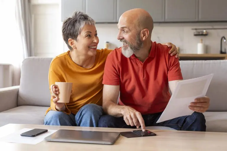 Exención del impuesto inmobiliario para jubilados y pensionados en córdoba Persona mayor revisa documentación de su vivienda para un trámite municipal en córdoba
