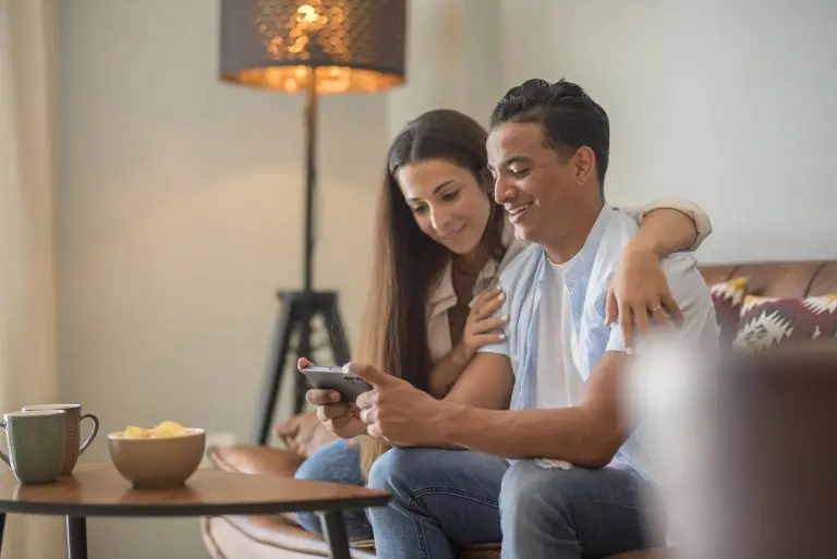 Cómo inscribir la unión convivencial en córdoba Pareja en el living mirando el celular