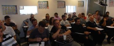Un grupo de personas en una sala discutiendo el programa recupero de puntos en Córdoba Capital.