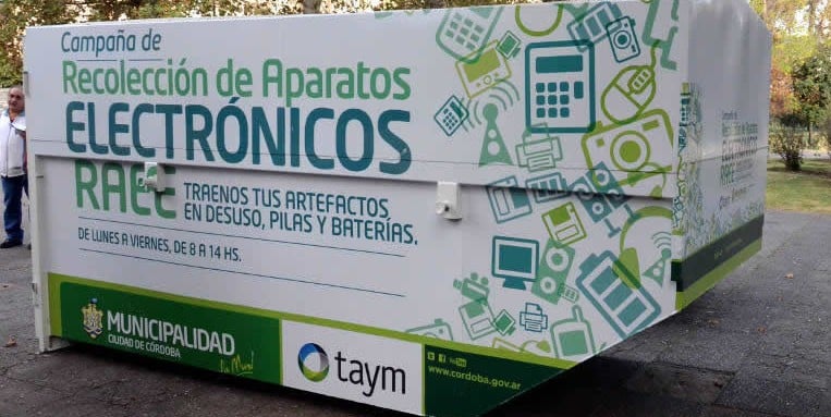 Un camión con un cartel que dice rehabilitación de aparatos eléctricos ofreciendo servicios para la recolección de residuos electrónicos en Córdoba.