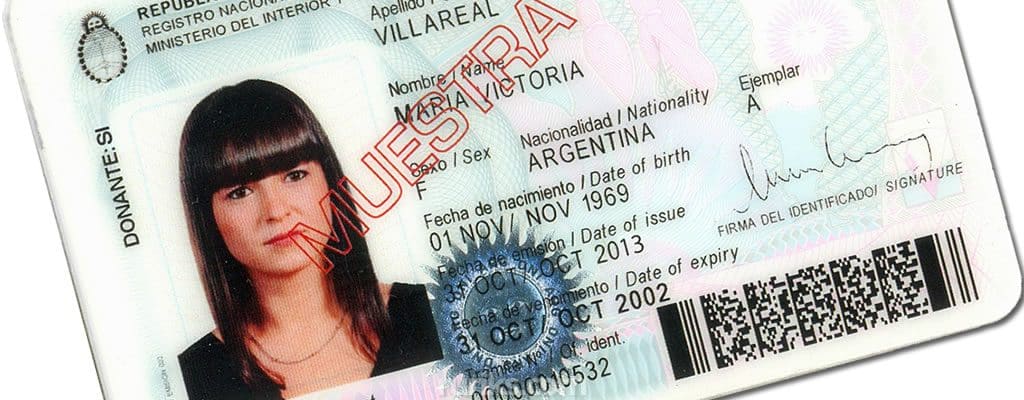 El documento de identidad de una mujer se muestra sobre un fondo blanco para sus viajes al exterior.