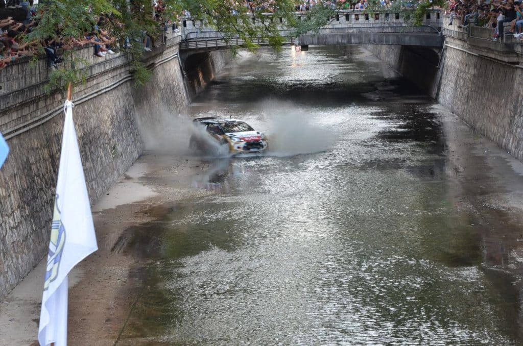 En la ciudad de Córdoba, un automóvil participa en el Rally Mundial mientras avanza por un río.