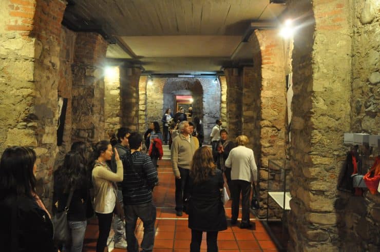 Un grupo de personas paradas en un pasillo durante la Semana de los Museos en Córdoba.