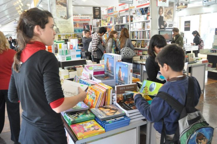Visitantes de la Feria del Libro Córdoba 2016 hojeando libros en una librería.
