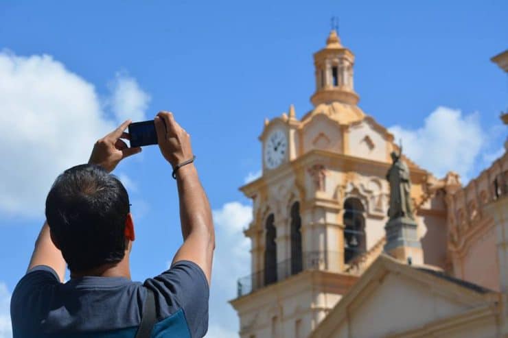 Un hombre está fotografiando una iglesia de Córdoba.