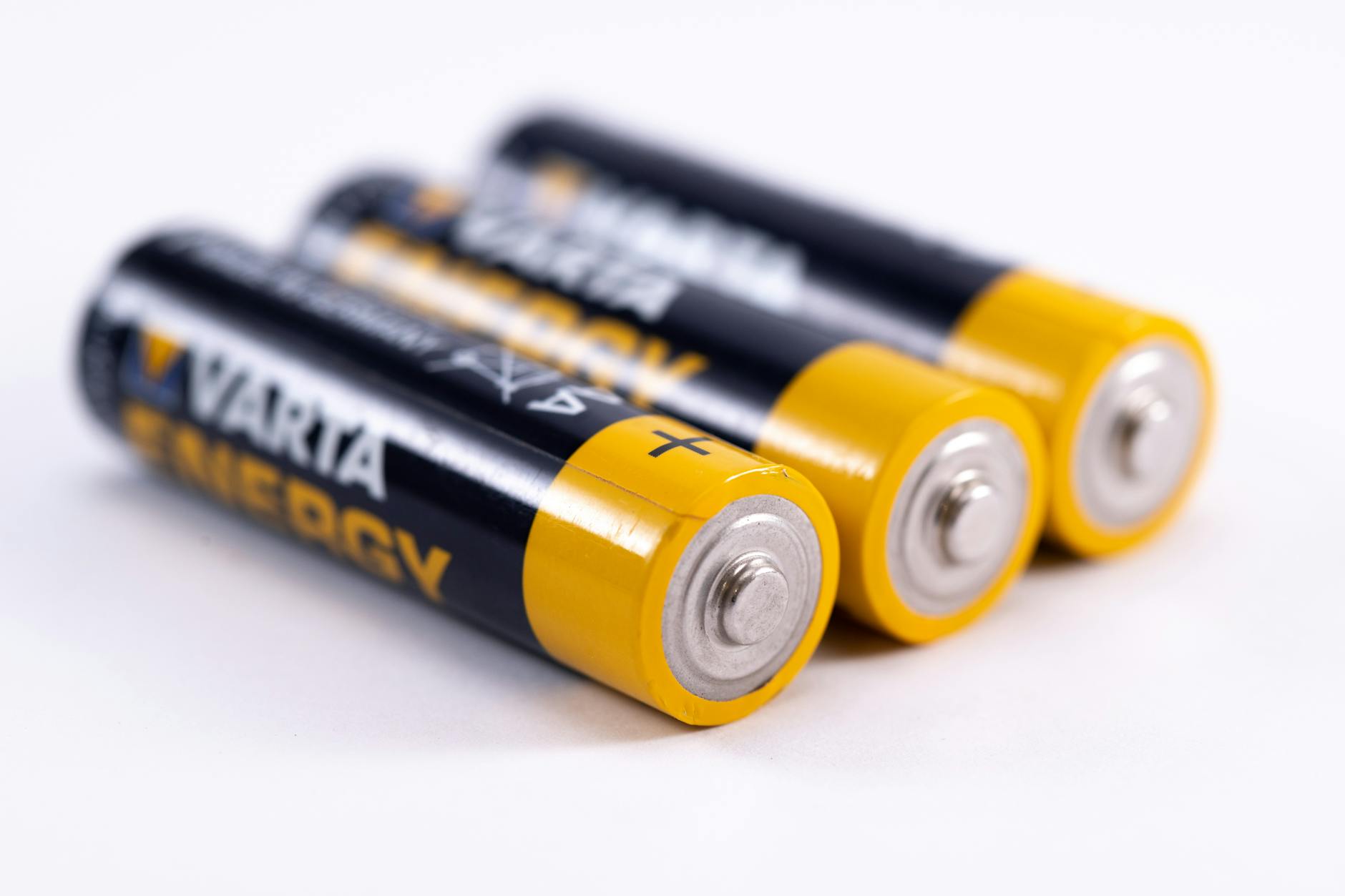 Reciclar plástico y otros objetos en córdoba capital: ecopuntos y campanas para reciclaje 1 Close up shot of black and yellow batteries