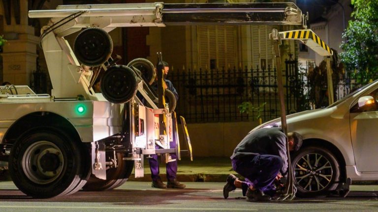 Multas por mal estacionamiento en córdoba: entran en vigencia las sanciones de hasta $800. 000 Grúa municipal removiendo vehículo mal estacionado en córdoba durante operativo nocturno - fuente: municipalidad de córdoba