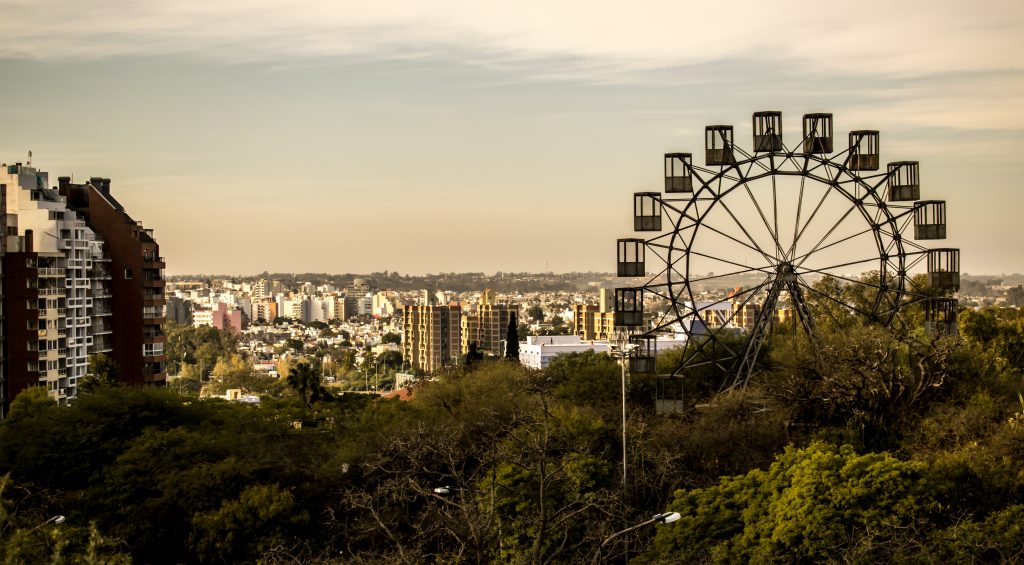 La rueda eiffel del parque sarmiento: historia y secretos de la noria en córdoba 1 Noria del parque sarmiento, conocida como rueda eiffel, con vista aérea de la ciudad de córdoba