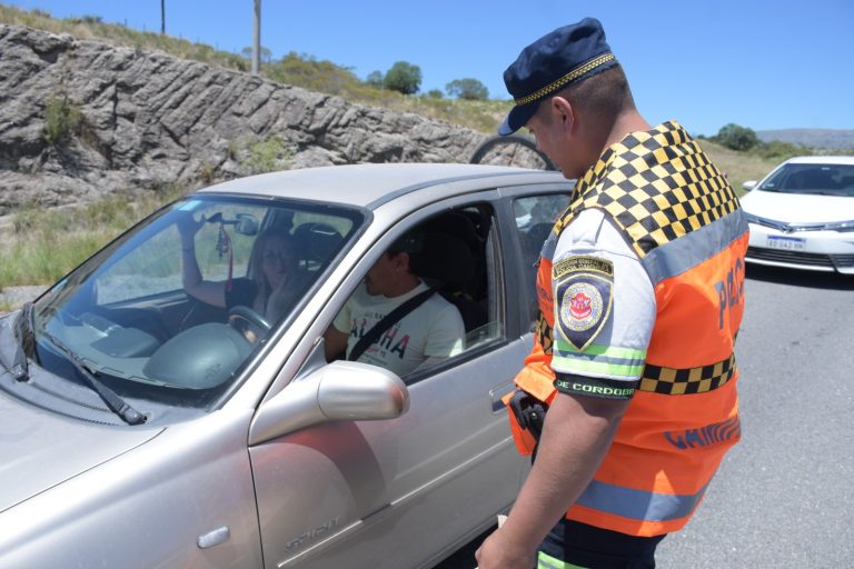 Policía caminera de córdoba realizando control de tránsito en ruta según ley 11096
