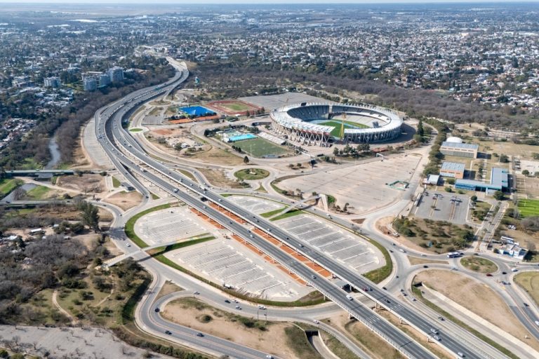 Vista aérea del estadio kempes y las nuevas playas de estacionamiento junto a circunvalación