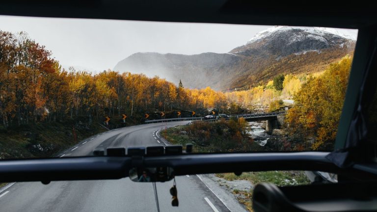 Coata córdoba: horarios, teléfonos y colectivos interurbanos Ruta de montaña vista desde el asiento delantero de un colectivo de larga distancia