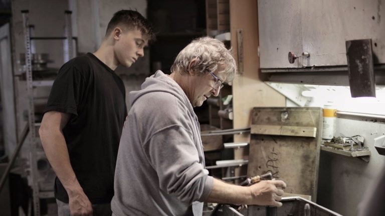 Programa primer paso (ppp) en córdoba: requisitos, cómo anotarte y cuánto se cobra Joven aprende un oficio junto a un trabajador con experiencia en un taller