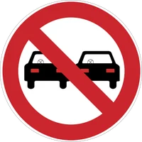 Señales de tránsito para el examen teórico en córdoba: tipos, colores y significado 29 Señal 5 de la autoevaluación: círculo blanco con orla roja, dos autos negros vistos desde atrás y una banda roja
